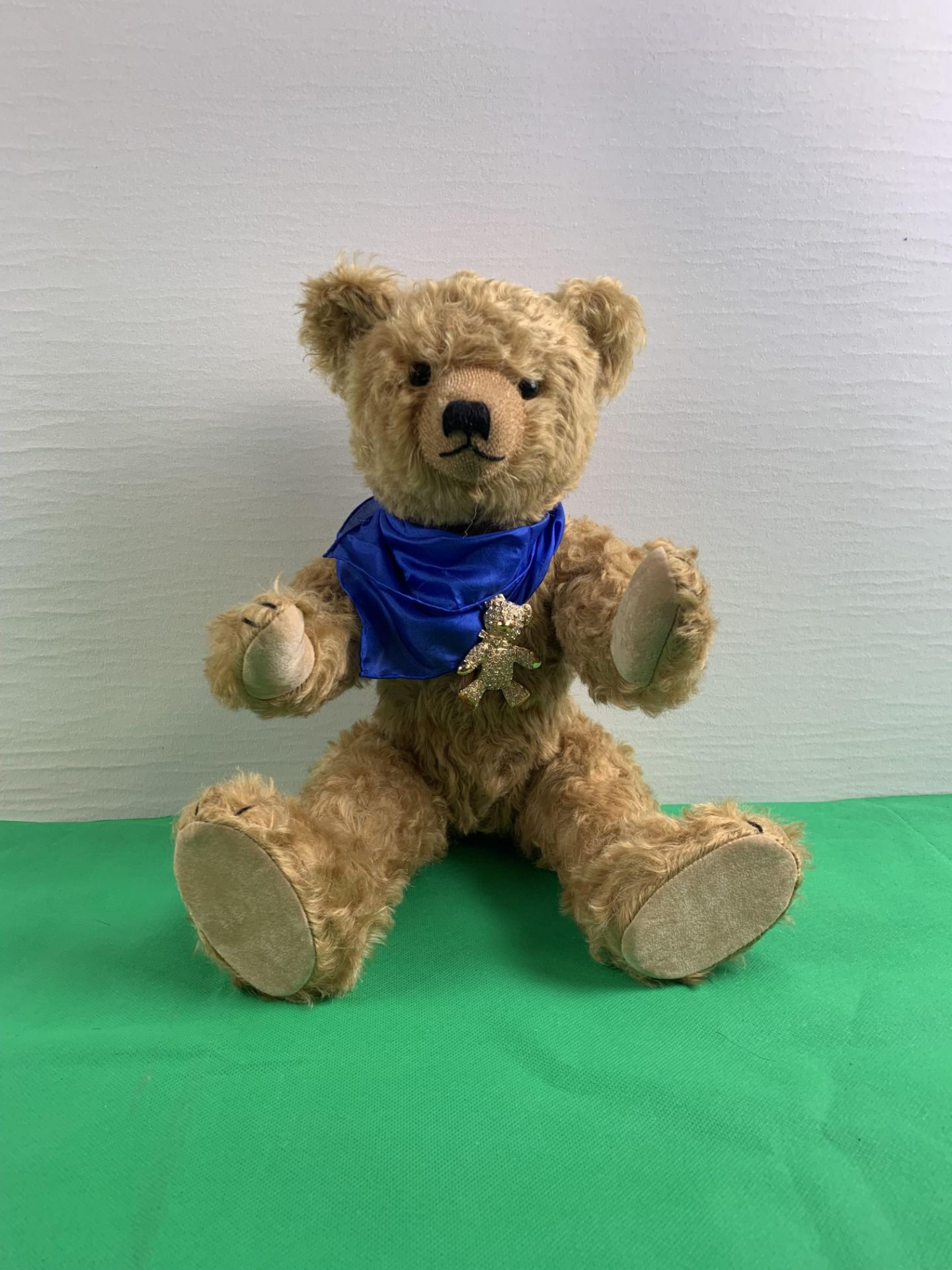 Sprechender Bing Teddybär mit blauem Halstuch, unbespielt, H. 45 cm