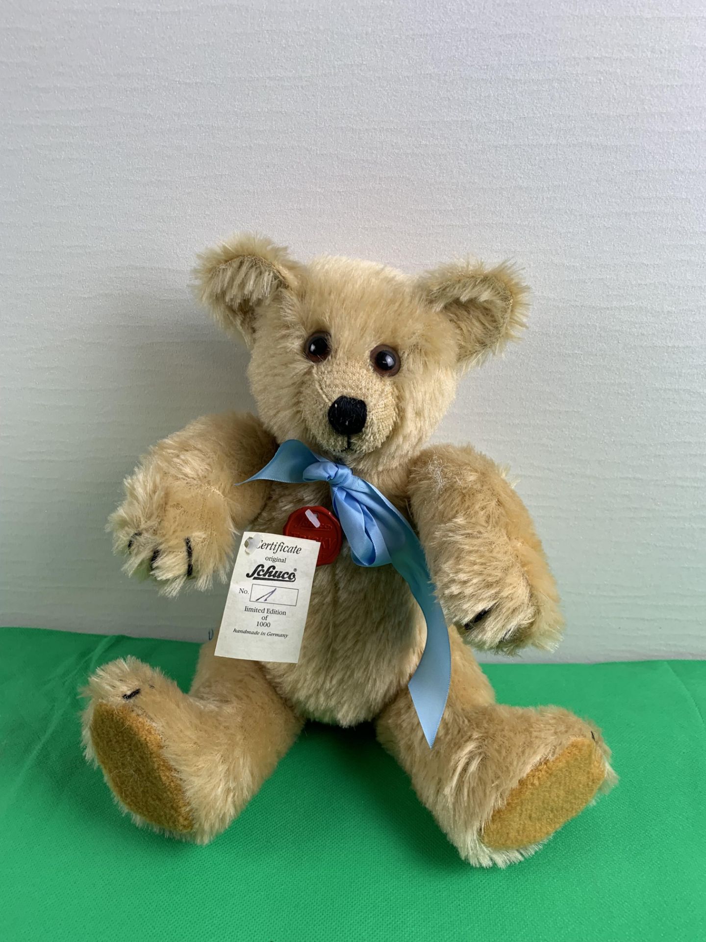 Schuco Teddybär, 1/ 1000 , Sammlerstück, hellblaues Halstuch, Marke Design 1952, H. 33 cm