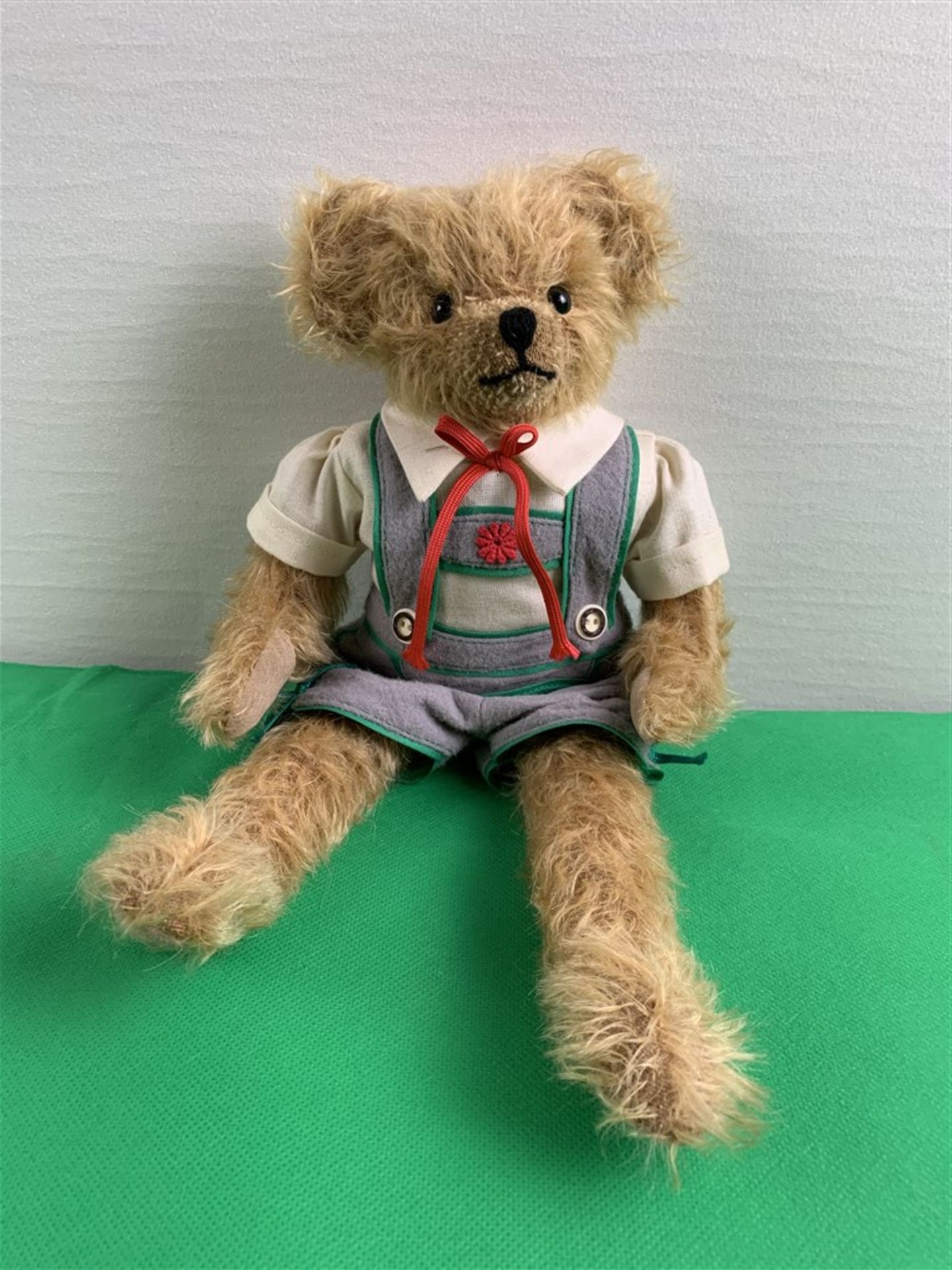 Bing Teddybär mit Tracht, H. 33 cm