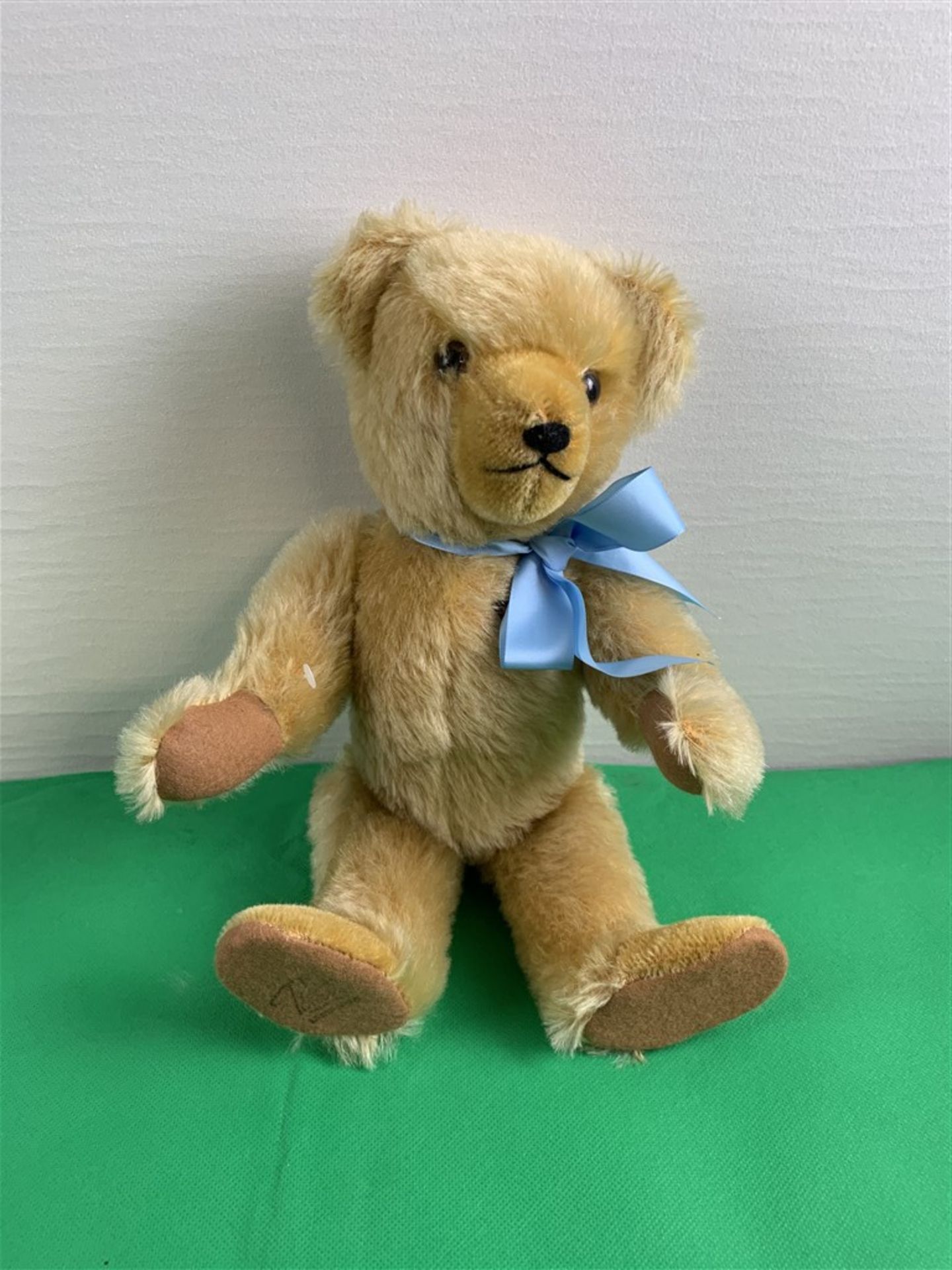 Teddybär, Krone an der Brust, H. 33 cm