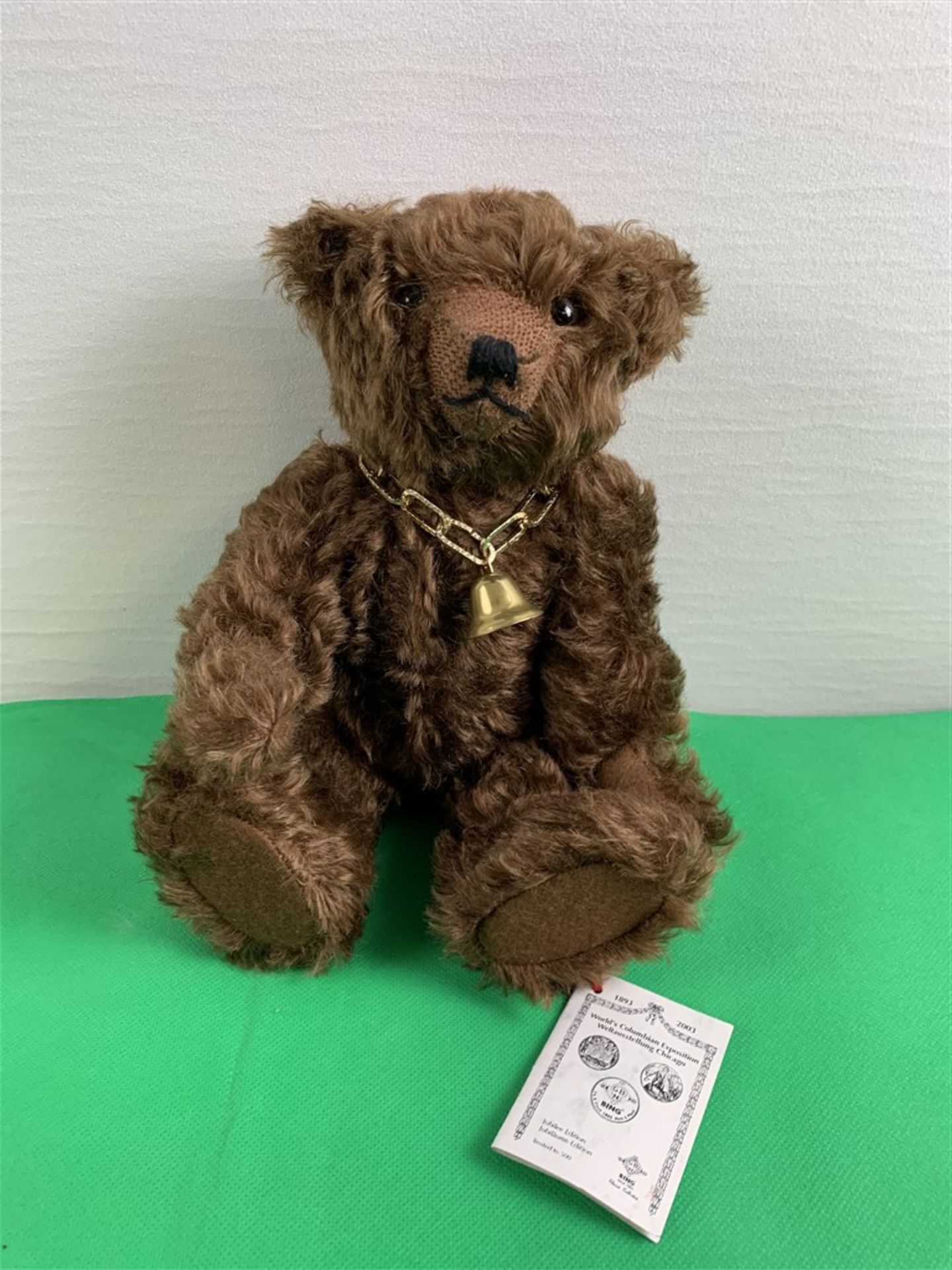 Brauner Teddybär mit Glocke, H. 28 cm, Jubiläums Edition , Weltausstellung Chicago