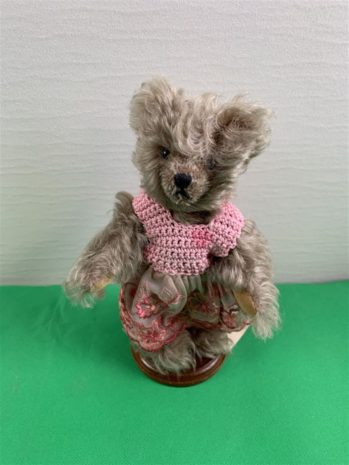 Bing Teddy Unikat, mit Kette rosa Kleid, H. 21 cm, auf Ständer