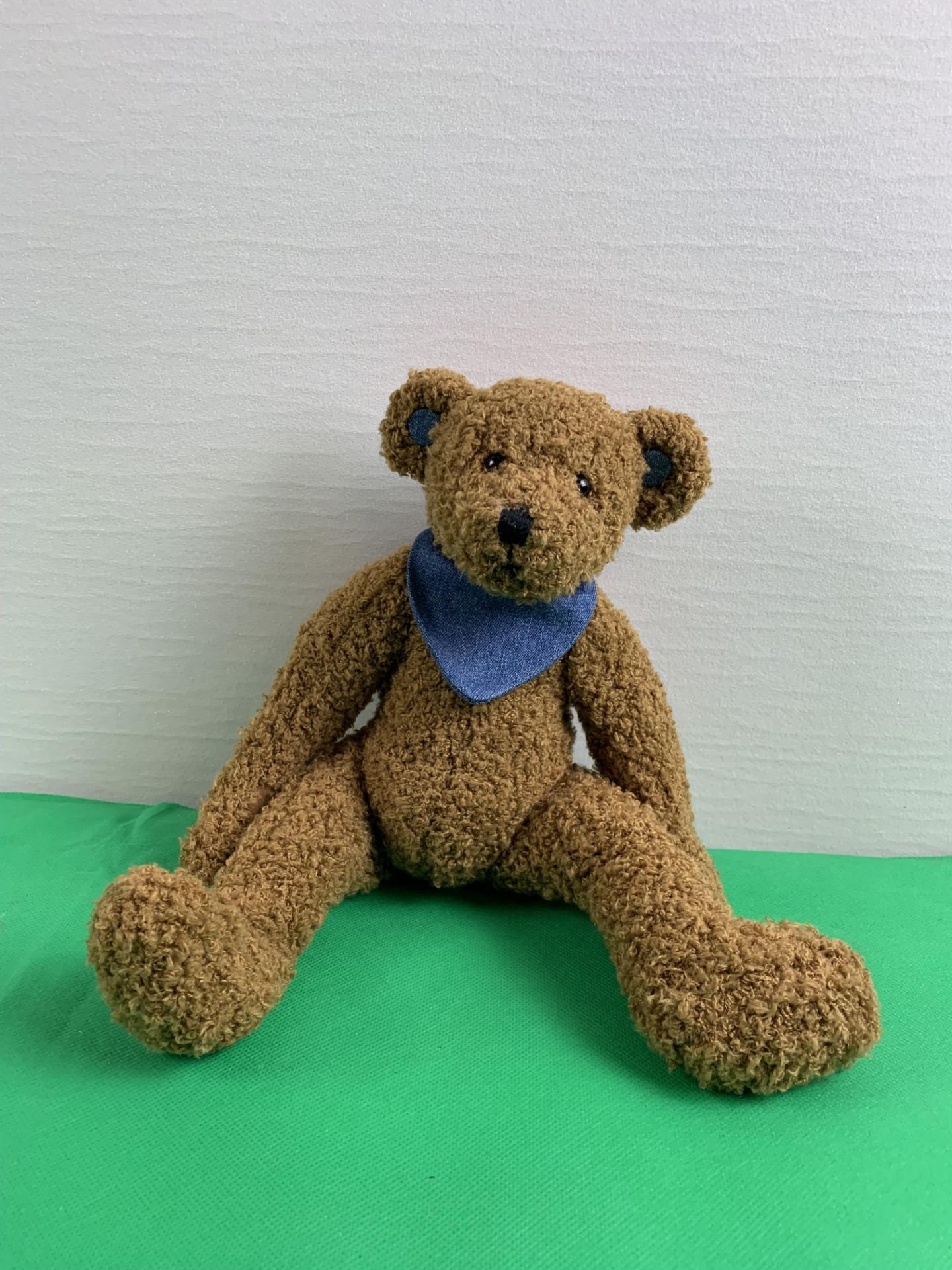 Teddybär mit blauem Jeansstoff Halsstuch Bing, H. 31 cm