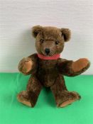 Dunkelbrauner Teddybär Bing, rotes Halsband, H. 23 cm