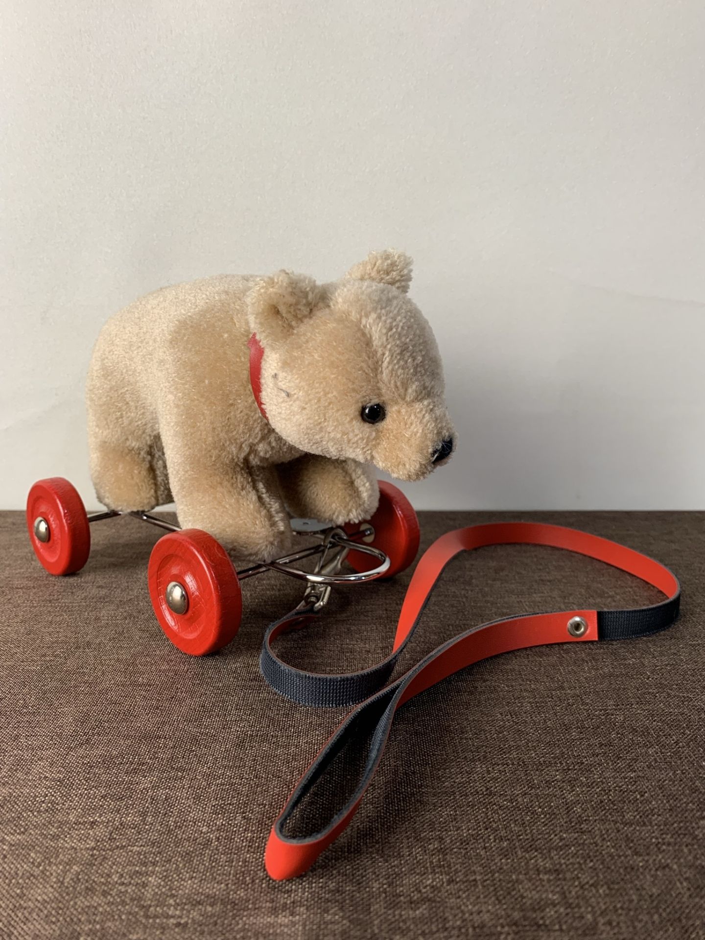 Schuco Bär auf Rädern limitiert auf 1000 Maße: ca. 20 x 10 cm