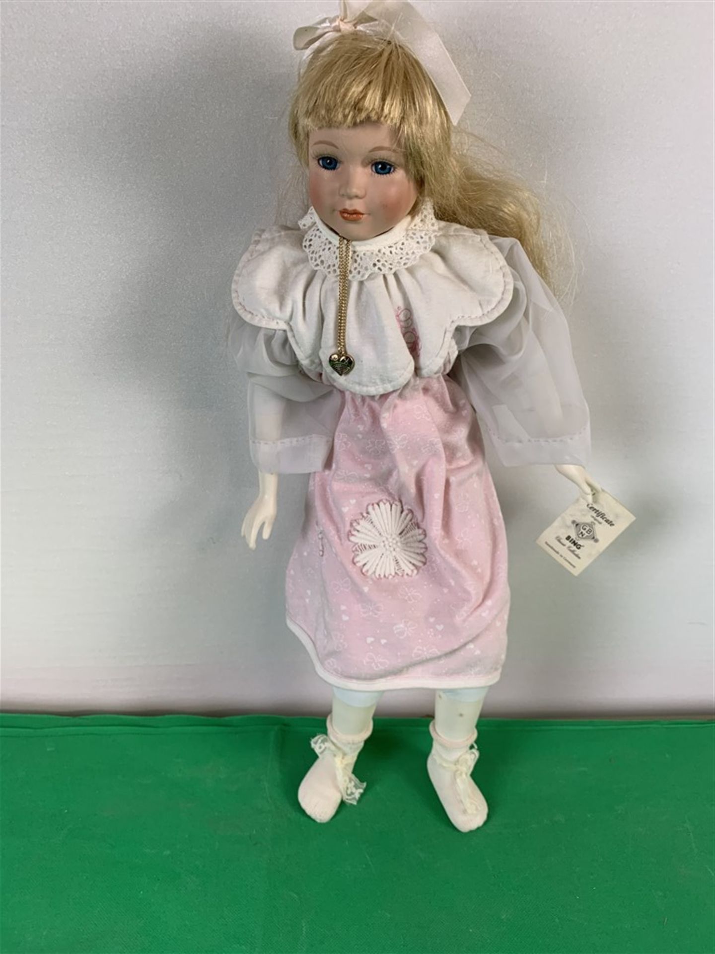 Bing Mädchenpuppe Unikat L. 52 cm Rosa und Weißes Kleid