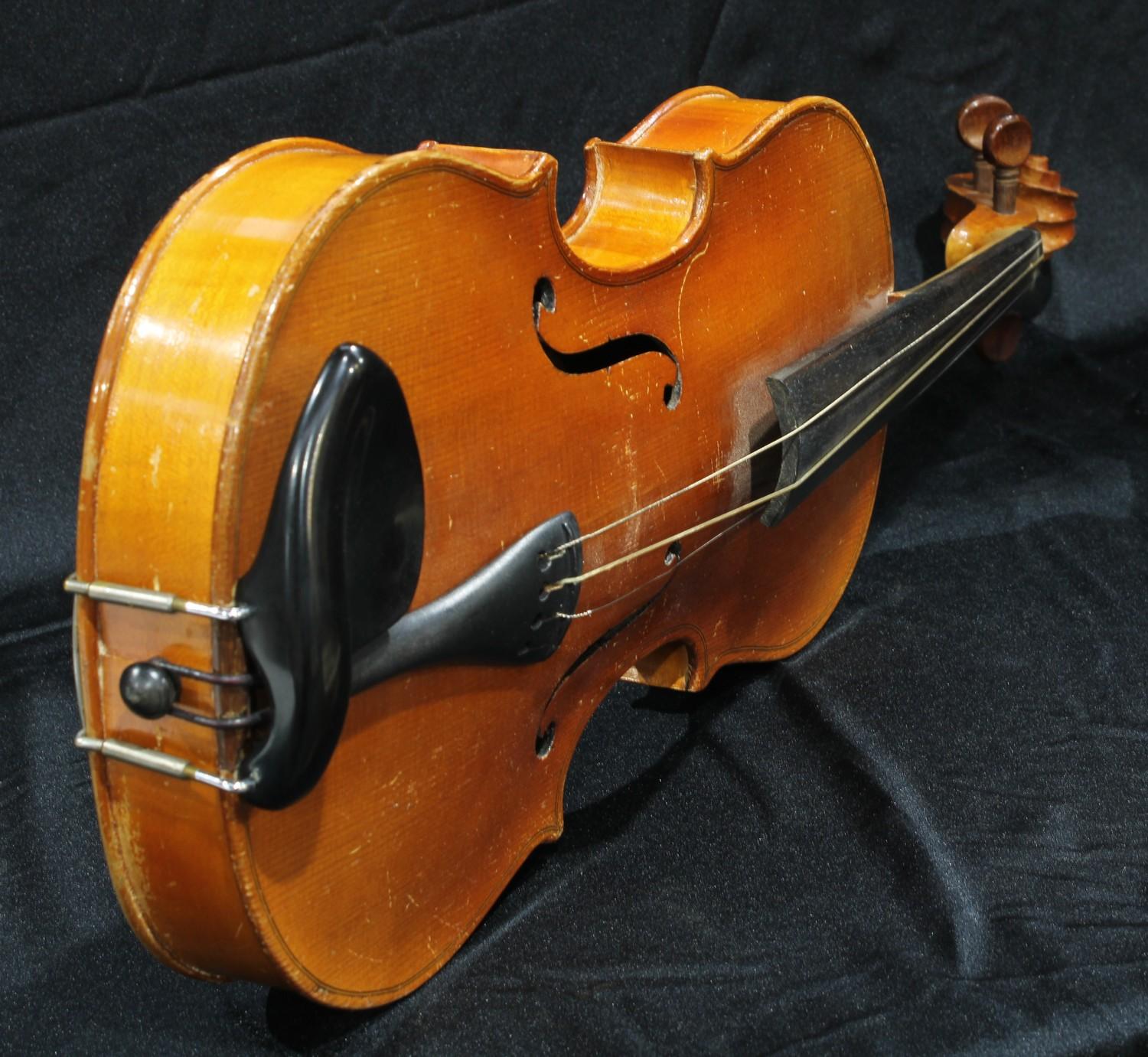 A violin, the two-piece back 35.5cm long excluding button, outlined throughout with purfling, 61cm - Bild 3 aus 3