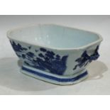 An 18th century Chinese under glazed Willow pattern tureen base