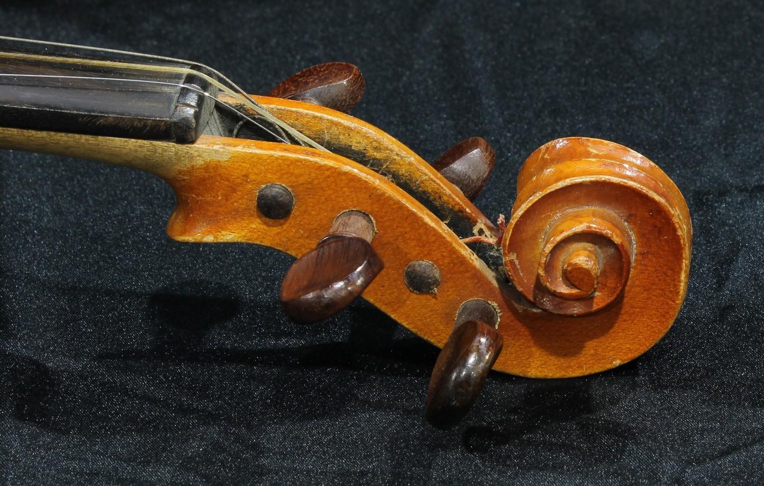 A violin, the two-piece back 35.5cm long excluding button, outlined throughout with purfling, 61cm - Bild 2 aus 3