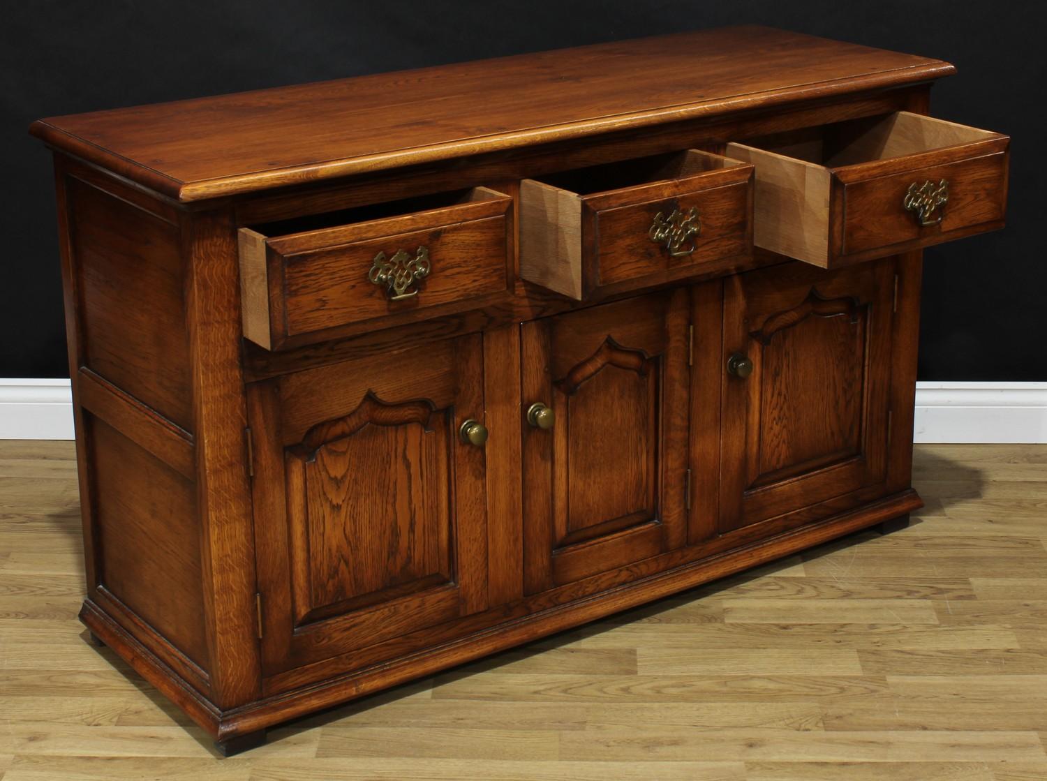 A George III style oak low dresser or sideboard, oversailing moulded rectangular top above three - Bild 3 aus 3