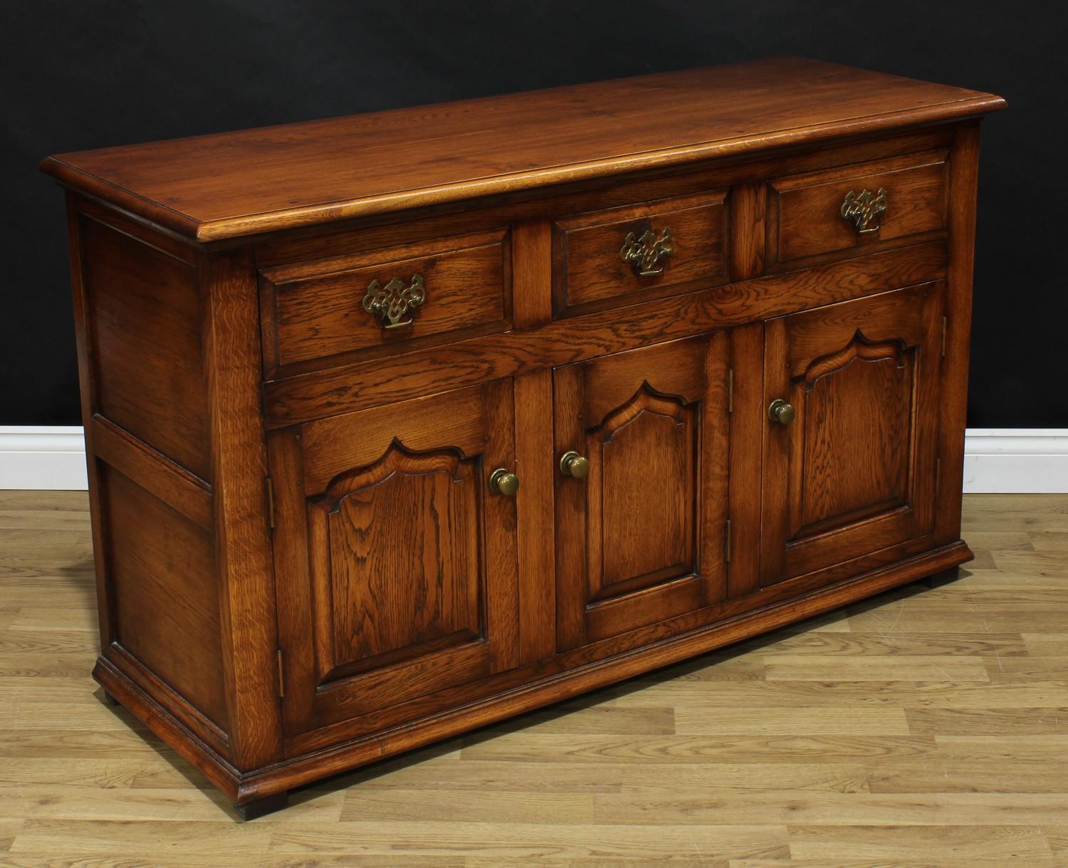 A George III style oak low dresser or sideboard, oversailing moulded rectangular top above three - Bild 2 aus 3