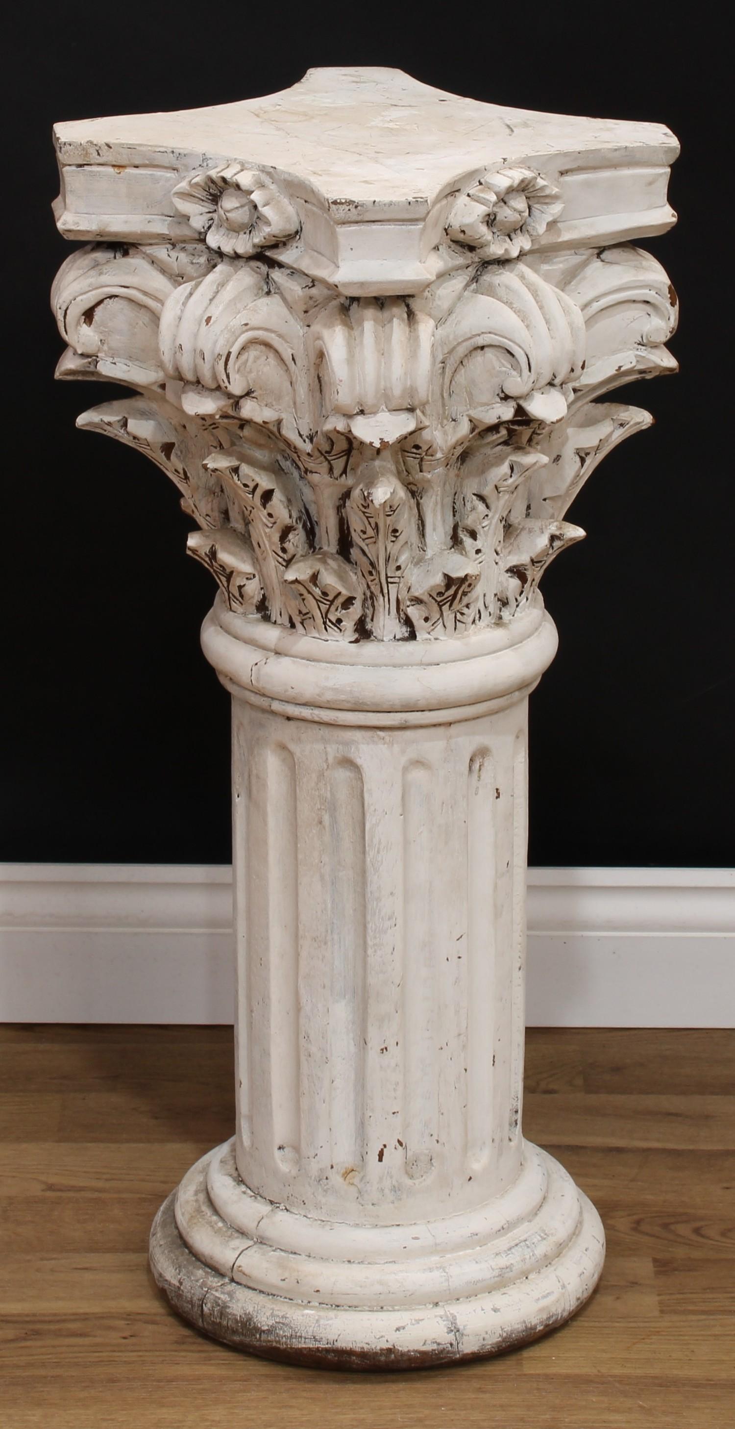 A pair of painted hardwood statuary pedestals, each as a Cornithian column with an incurve square - Bild 3 aus 5