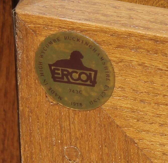 An Ercol elm corner display cabinet, shallow cornice above two open shelves above a door enclosing a - Bild 2 aus 3