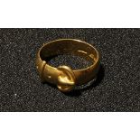 An 18ct gold buckle ring, 5.7g