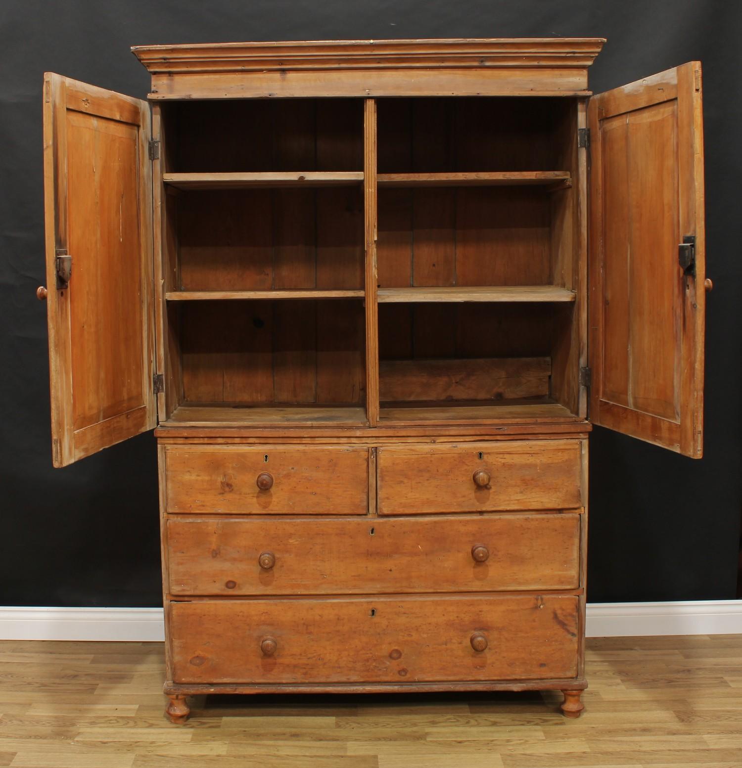 A 19th century pine housekeeper's cupboard or linen press, moulded cornice above a pair of panel - Bild 2 aus 2