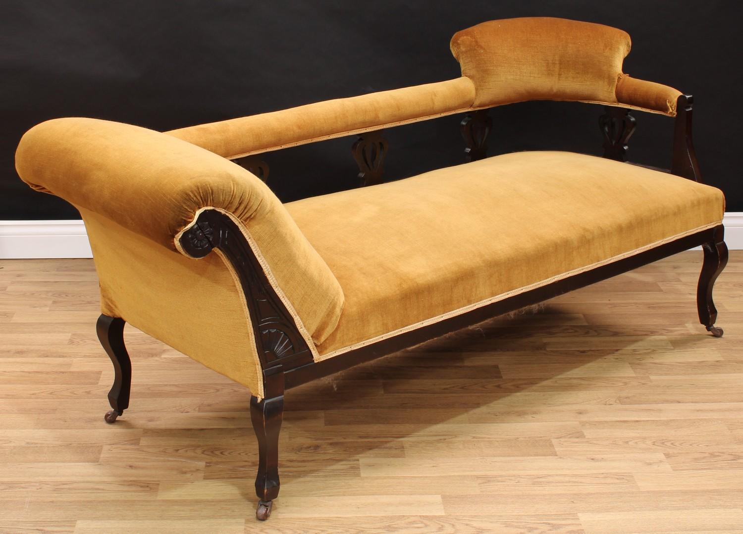 An Edwardian chaise longue or day bed, curved cresting rail to support a formally seated - Bild 2 aus 2