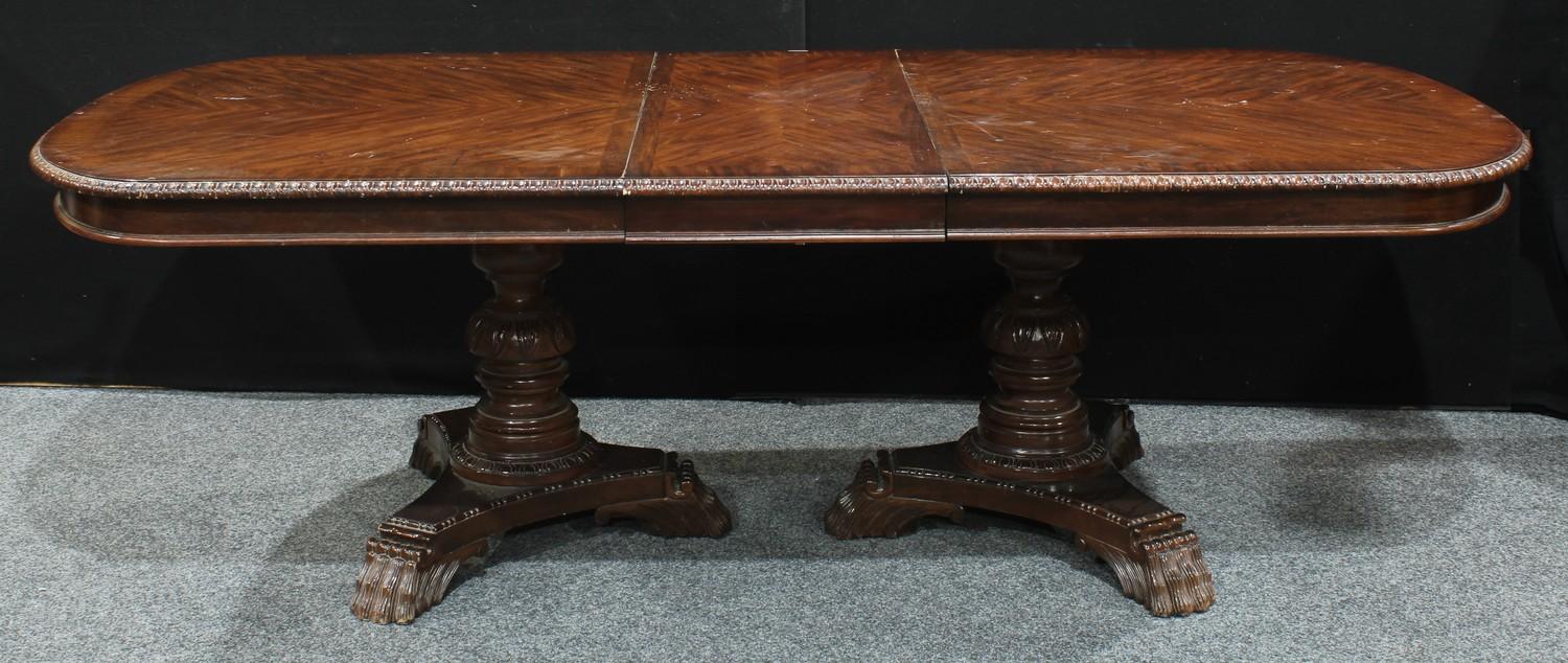 A contemporary Post-Regency design twin-pillar extending dining table, discorectangular top with ' - Bild 3 aus 5