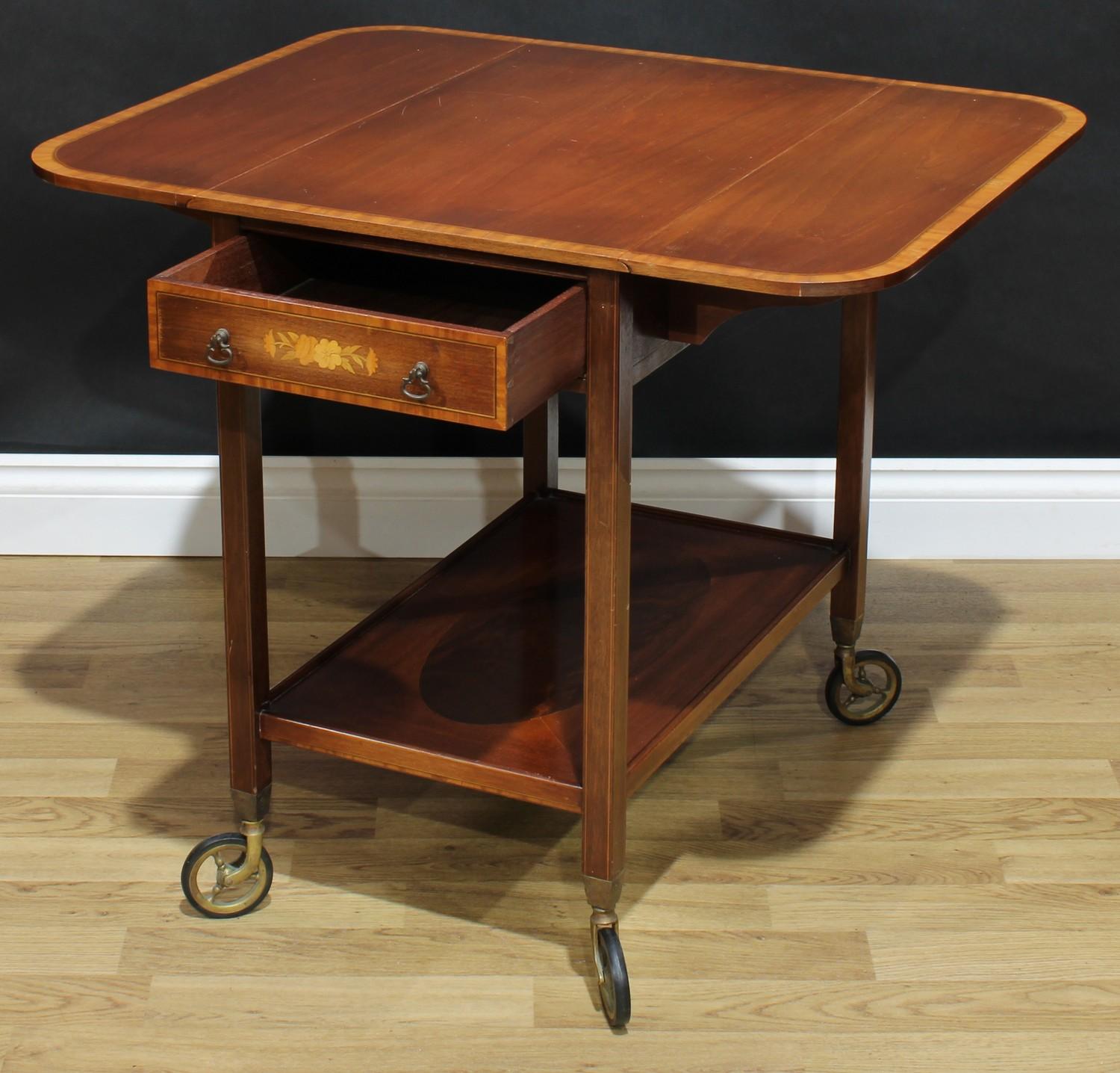 A Sheraton Revival style satinwood crossbanded mahogany and marquetry butler's trolley, rounded - Bild 3 aus 3