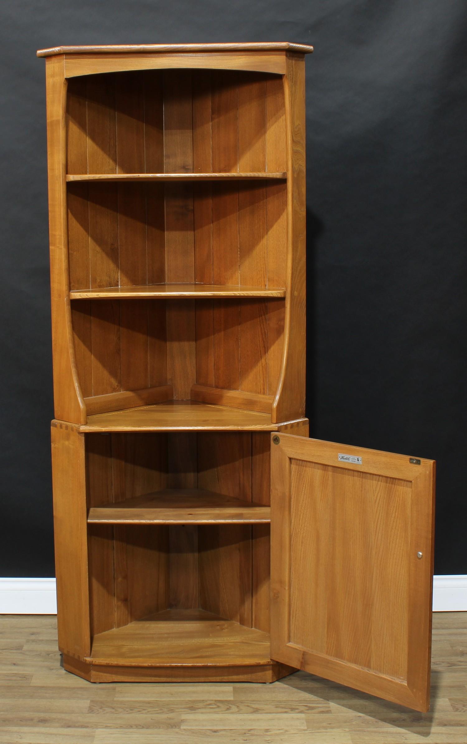 An Ercol elm corner display cabinet, shallow cornice above two open shelves above a door enclosing a - Bild 3 aus 3