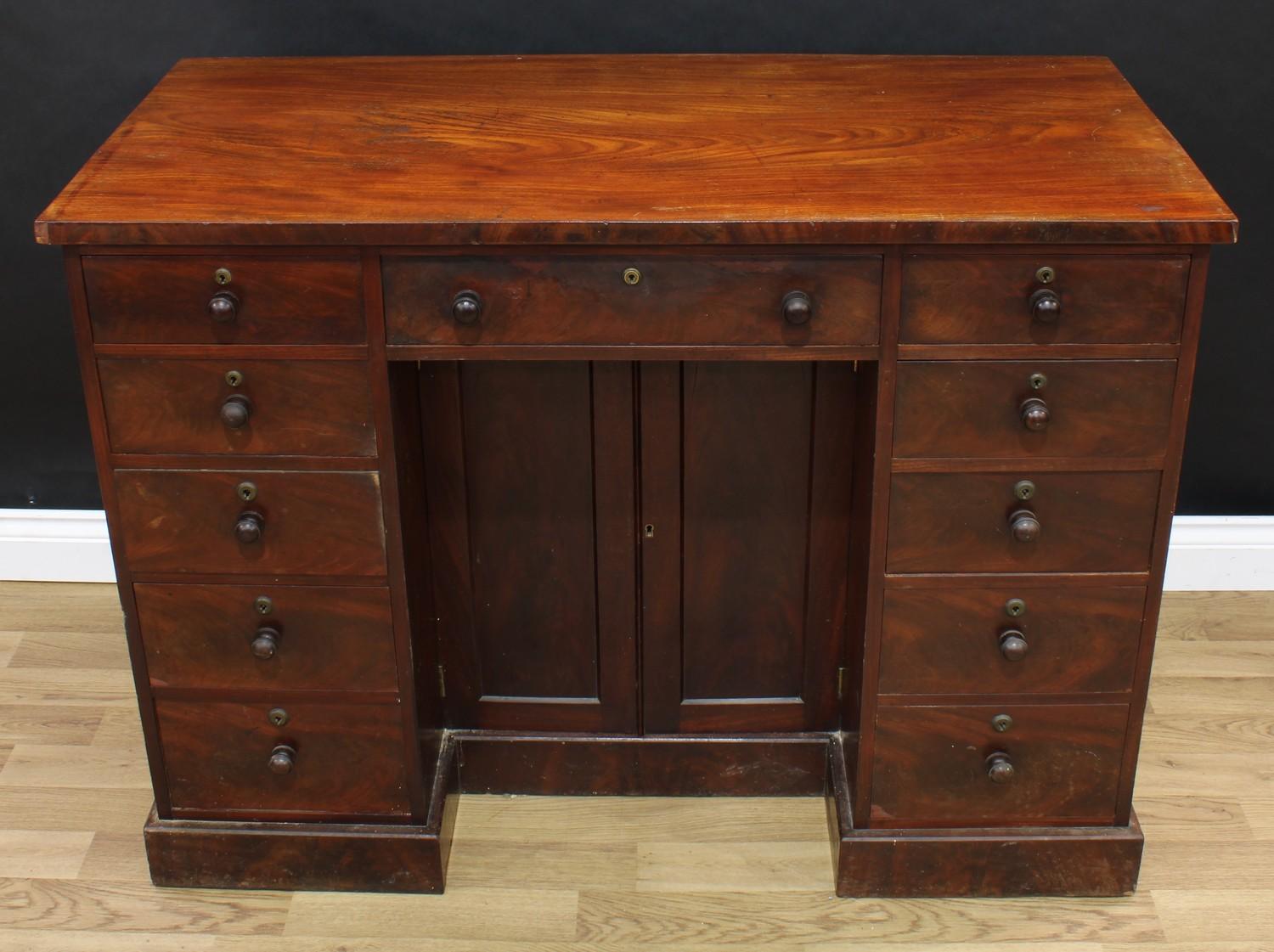 A Victorian mahogany kneehole desk, oversailing rectangular top above three frieze drawers, a pair - Bild 2 aus 3