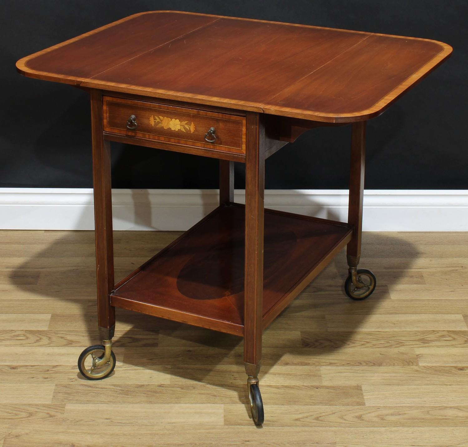 A Sheraton Revival style satinwood crossbanded mahogany and marquetry butler's trolley, rounded - Bild 2 aus 3