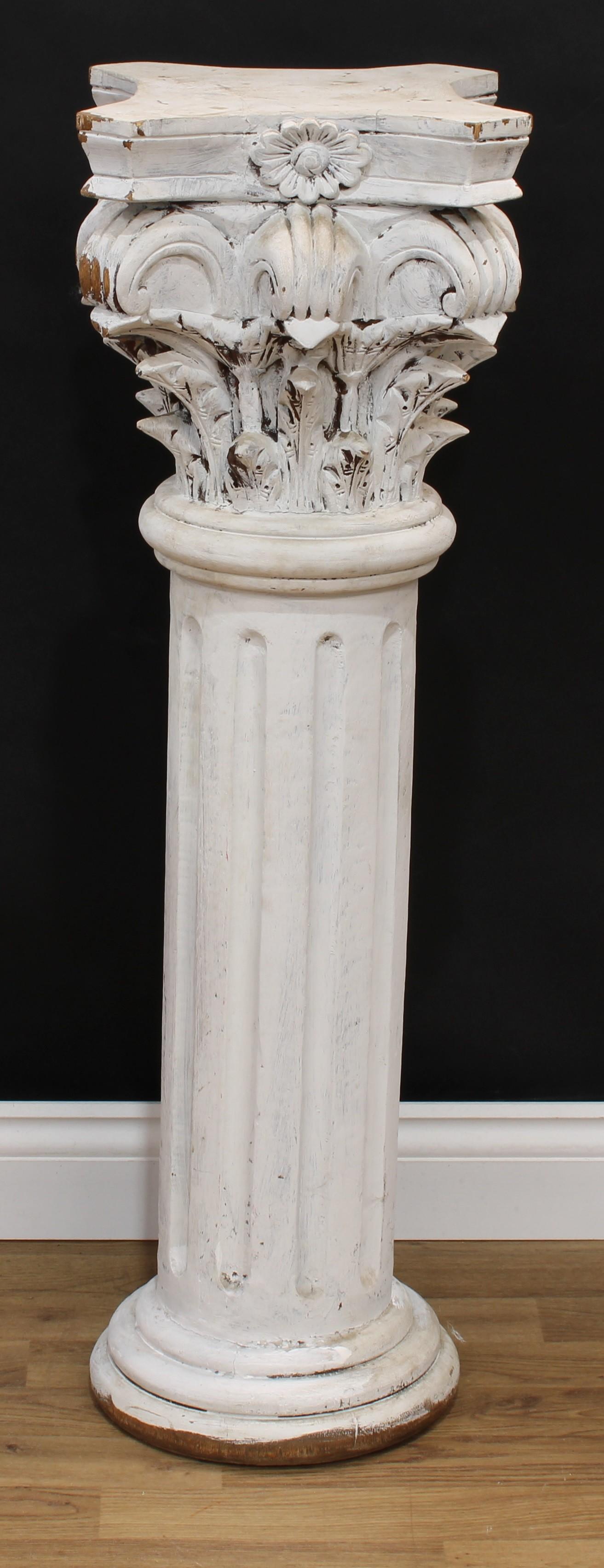 A pair of painted hardwood statuary pedestals, each as a Cornithian column with an incurve square - Bild 4 aus 5