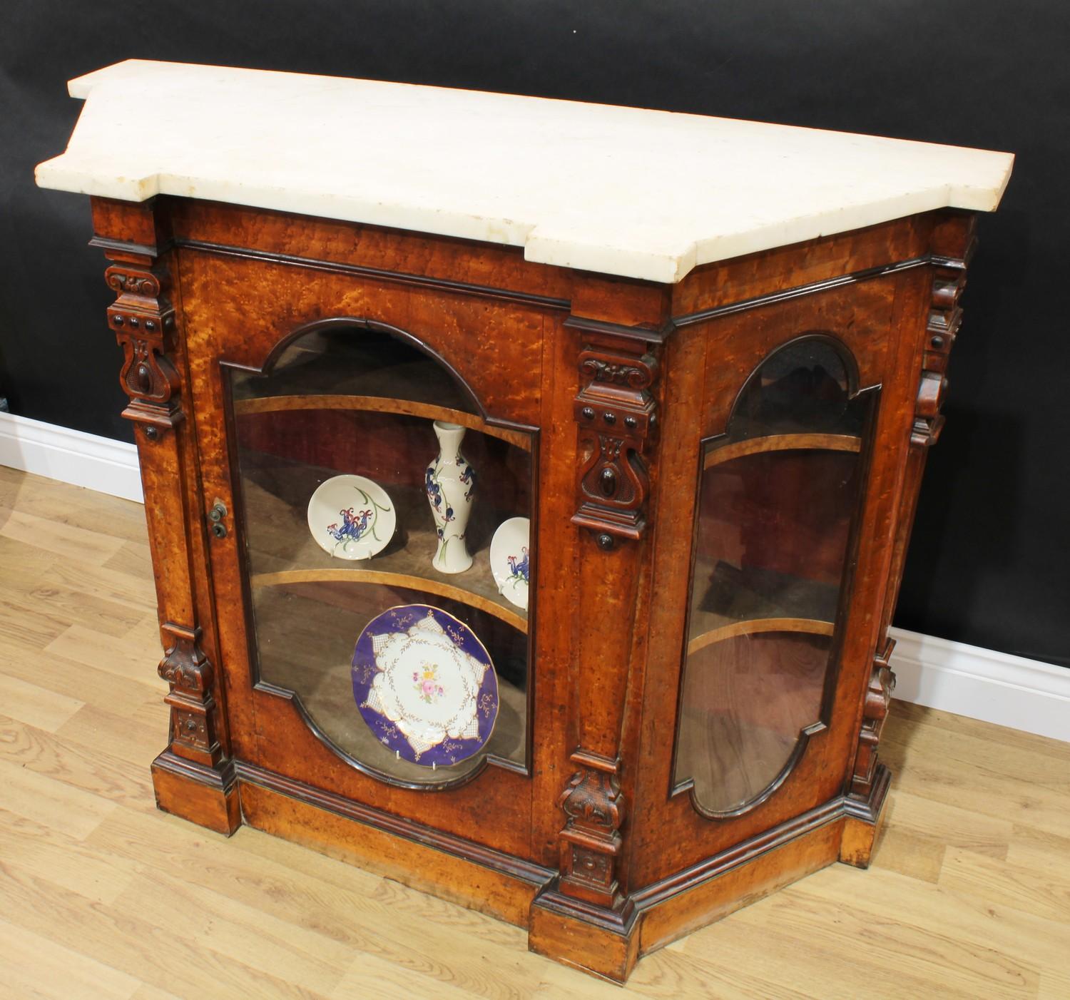 A 19th century maple canted rectangular side cabinet, white marble top above a glazed door enclosing - Bild 2 aus 3