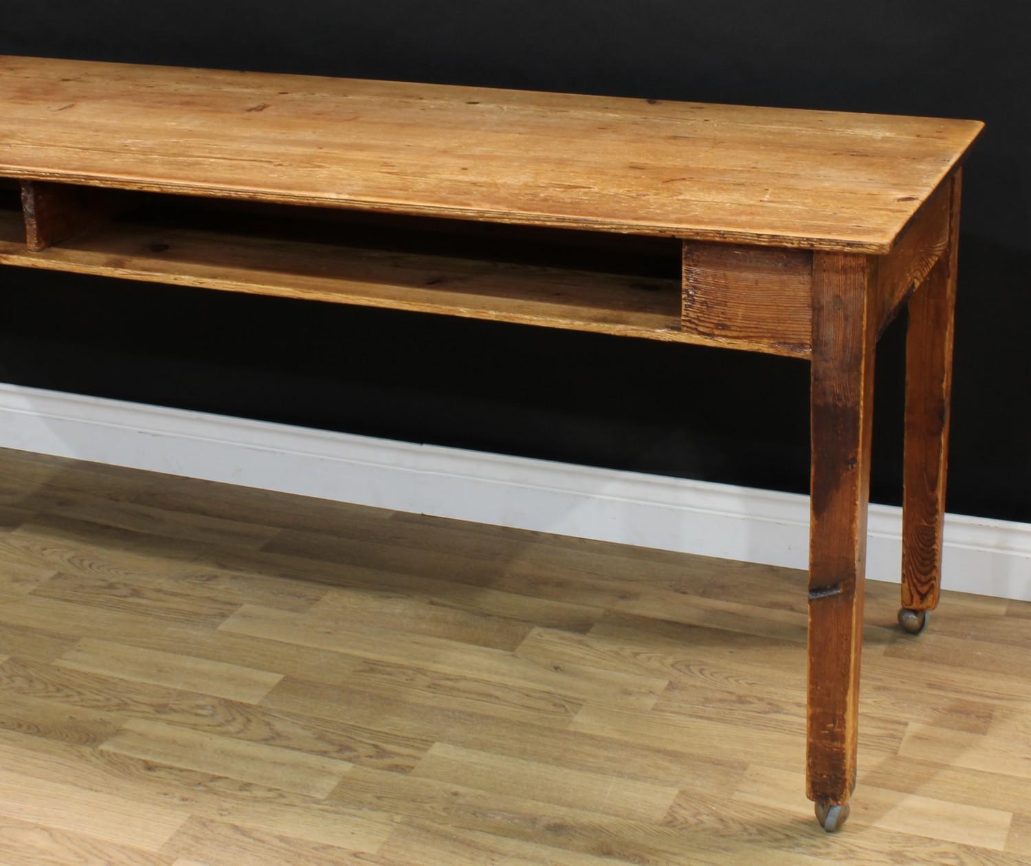 A 19th century vernacular pitch pine farmhouse serving table, slightly oversailing rectangular top - Bild 2 aus 3