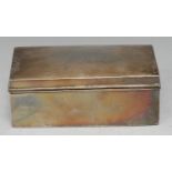 A silver table top cigarette box, hinged domed cover, cedar-lined, 16cm long, Walker & Hall,