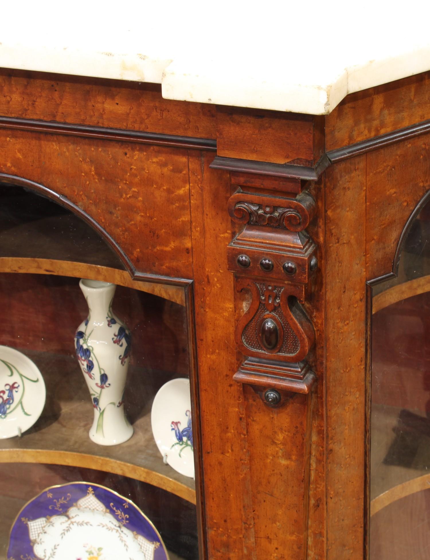 A 19th century maple canted rectangular side cabinet, white marble top above a glazed door enclosing - Bild 3 aus 3