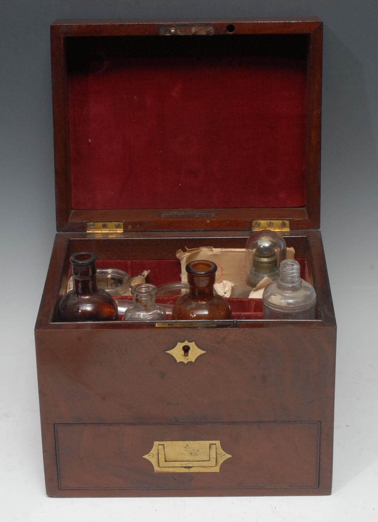 Medical - a 19th century mahogany rectangular apothecary box, hinged cover enclosing and arrangement - Bild 2 aus 2