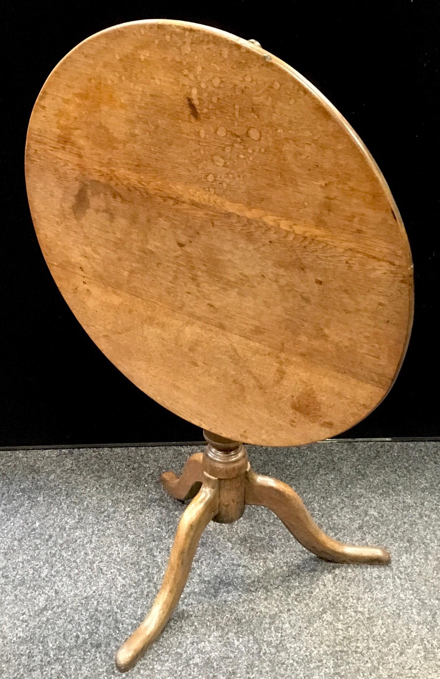 A George III oak tilt-top occasional table, circular top, canon barrel column, cabriole legs. 72.5cm - Bild 2 aus 2