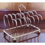 An Edwardian silver seven bar toast rack, trefoil divisions, ball feet, 13.5cm long, George Unite,