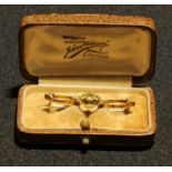 An early 20th century 15ct periwinkle and seed pearl brooch, marked 15ct, cased