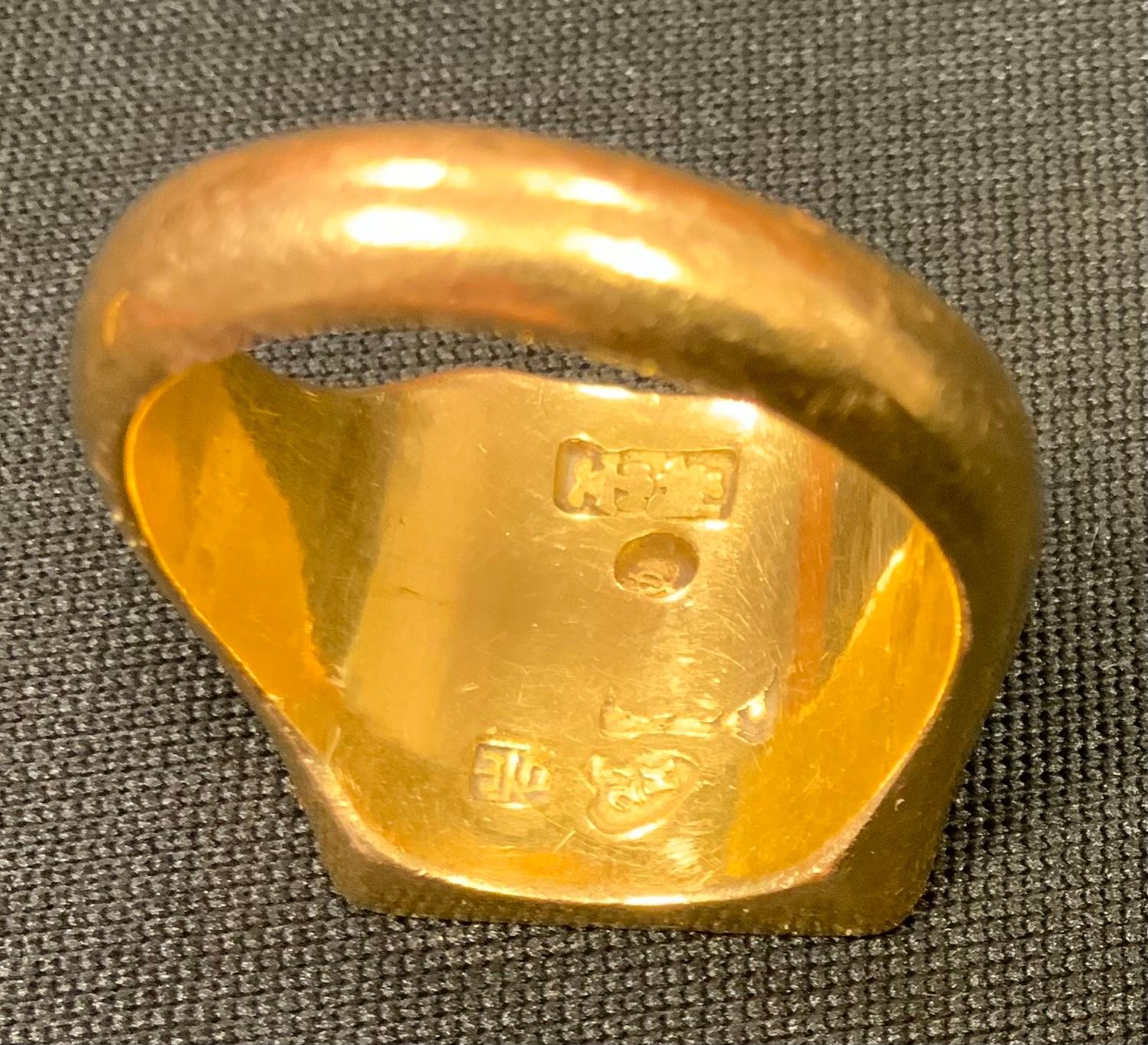 A Chinese 22ct gold signet ring, size R, Chinese hall marks, stamped 22k 19.8g; another yellow - Bild 2 aus 3