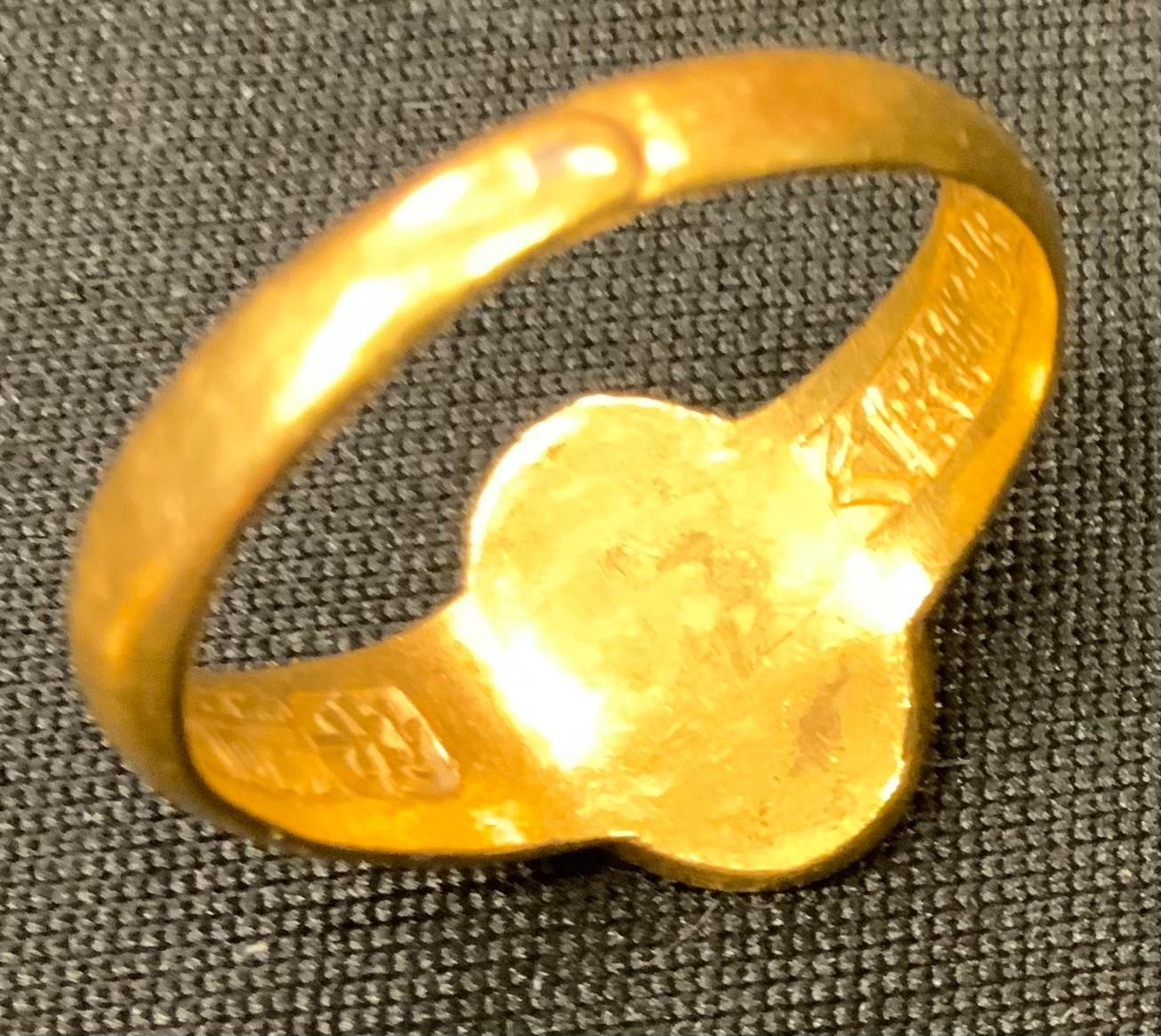 A Chinese 22ct gold signet ring, size R, Chinese hall marks, stamped 22k 19.8g; another yellow - Bild 3 aus 3