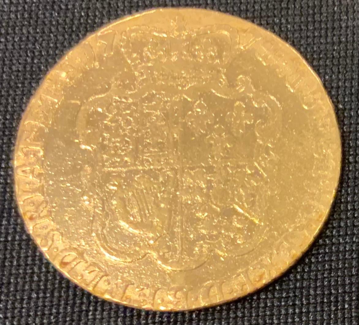 An 18th Century George III 1774 gold spade guinea coin having a laureate bust of King George and - Bild 2 aus 2