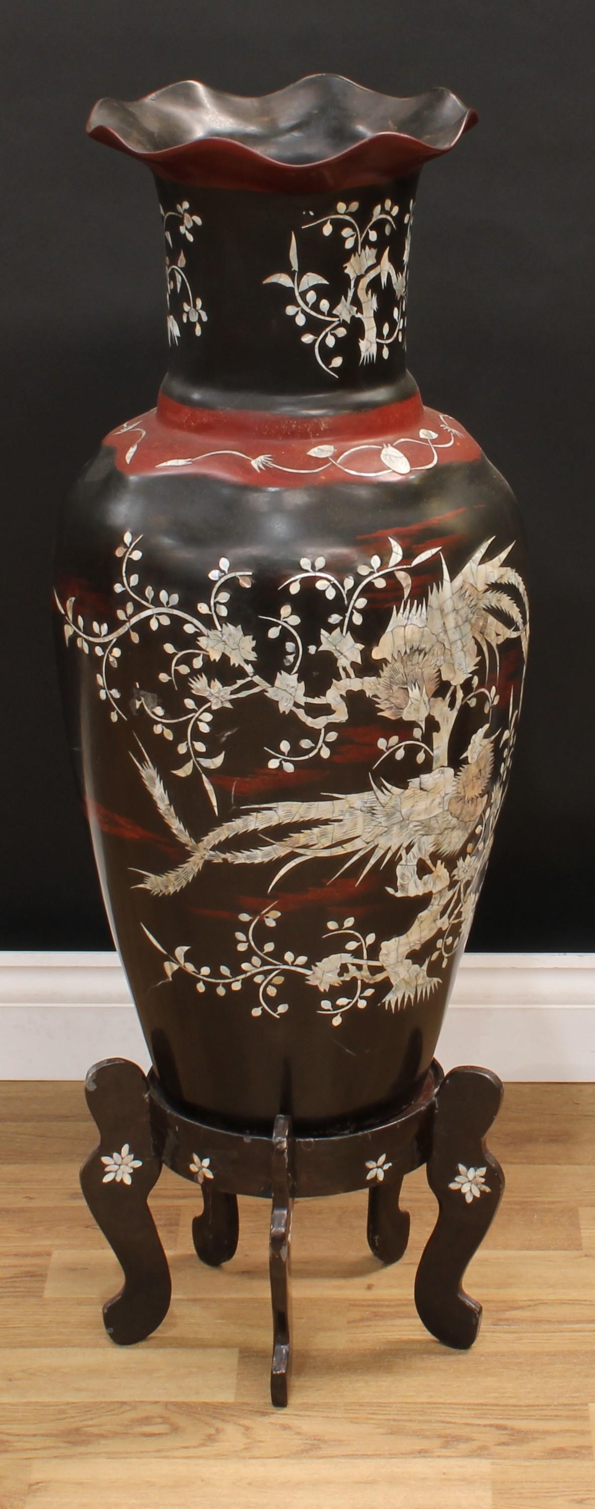 A large Japanese lacquer and mother of pearl 'shibayama' marquetry floor vase and stand, 96cm high - Bild 2 aus 3