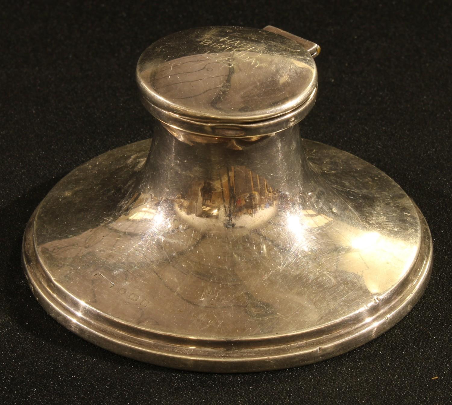 An Edwardian silver capstan inkwell, 11.5cm diam, Birmingham 1905