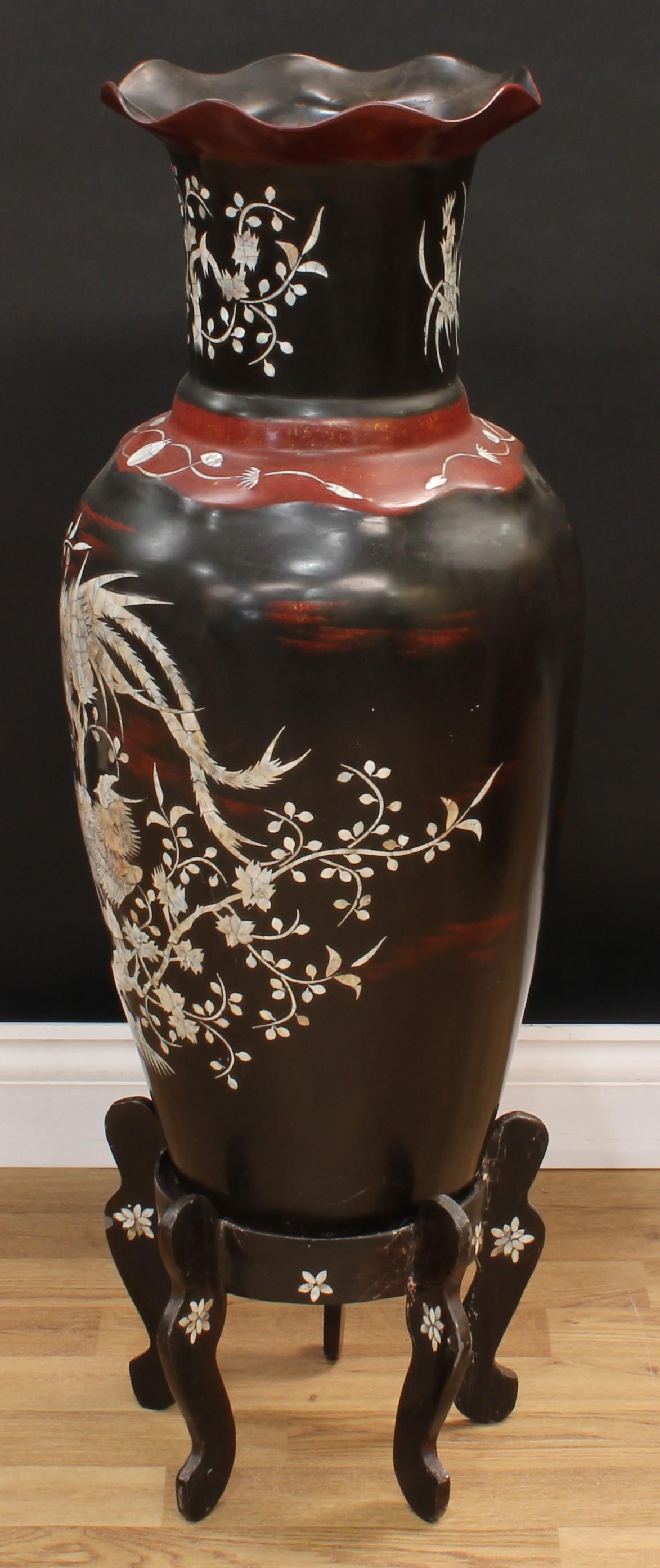 A large Japanese lacquer and mother of pearl 'shibayama' marquetry floor vase and stand, 96cm high - Bild 3 aus 3