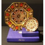 A Royal Crown Derby Imari 1128 pattern octagonal plate, solid gold band, 22.5cm diameter, printed