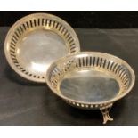 A pair of Edwardian silver sweetmeat dishes, vertically pierced sides, beaded rim, pierced scroll