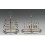 An Edwardian electro-plated horizontal eight-bar toast rack, shaped posted handle, arched divisions,