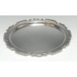 A George V silver shaped circular tray, piecrust border, 28.5cm diam, Sheffield 1917, 17oz