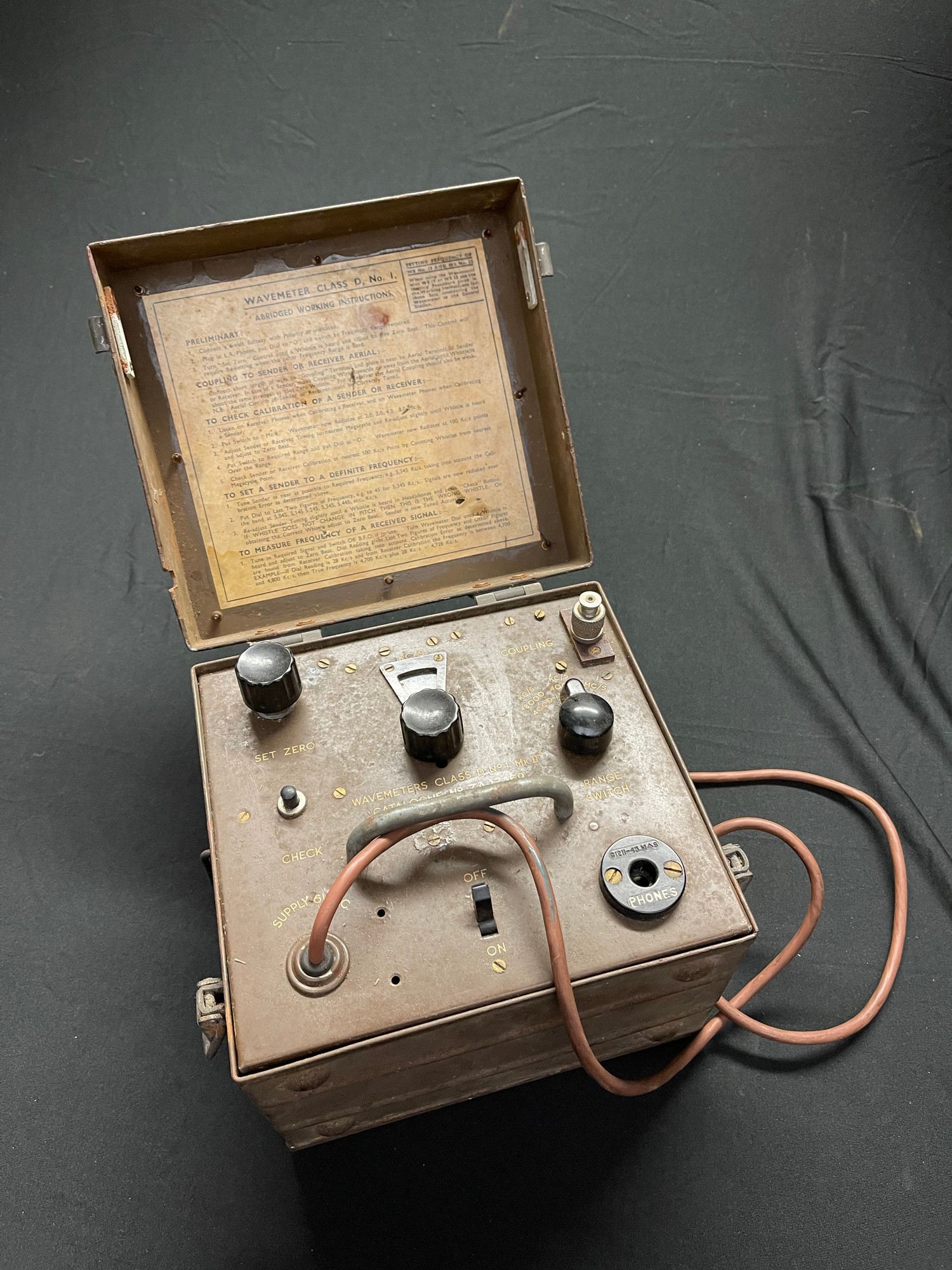 WW2 British Wireless Wavemeter D No1 MkII*, Cat No ZA17469. Complete in original paint and with