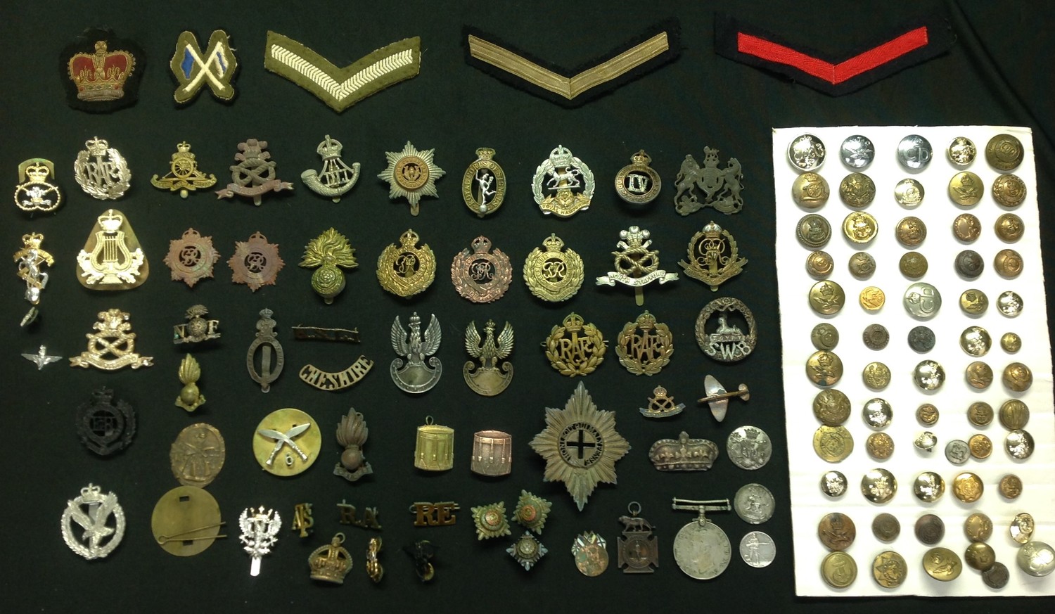 WW2 British cap badges, collar dogs, buttons and shoulder titles including post war examples, mostly