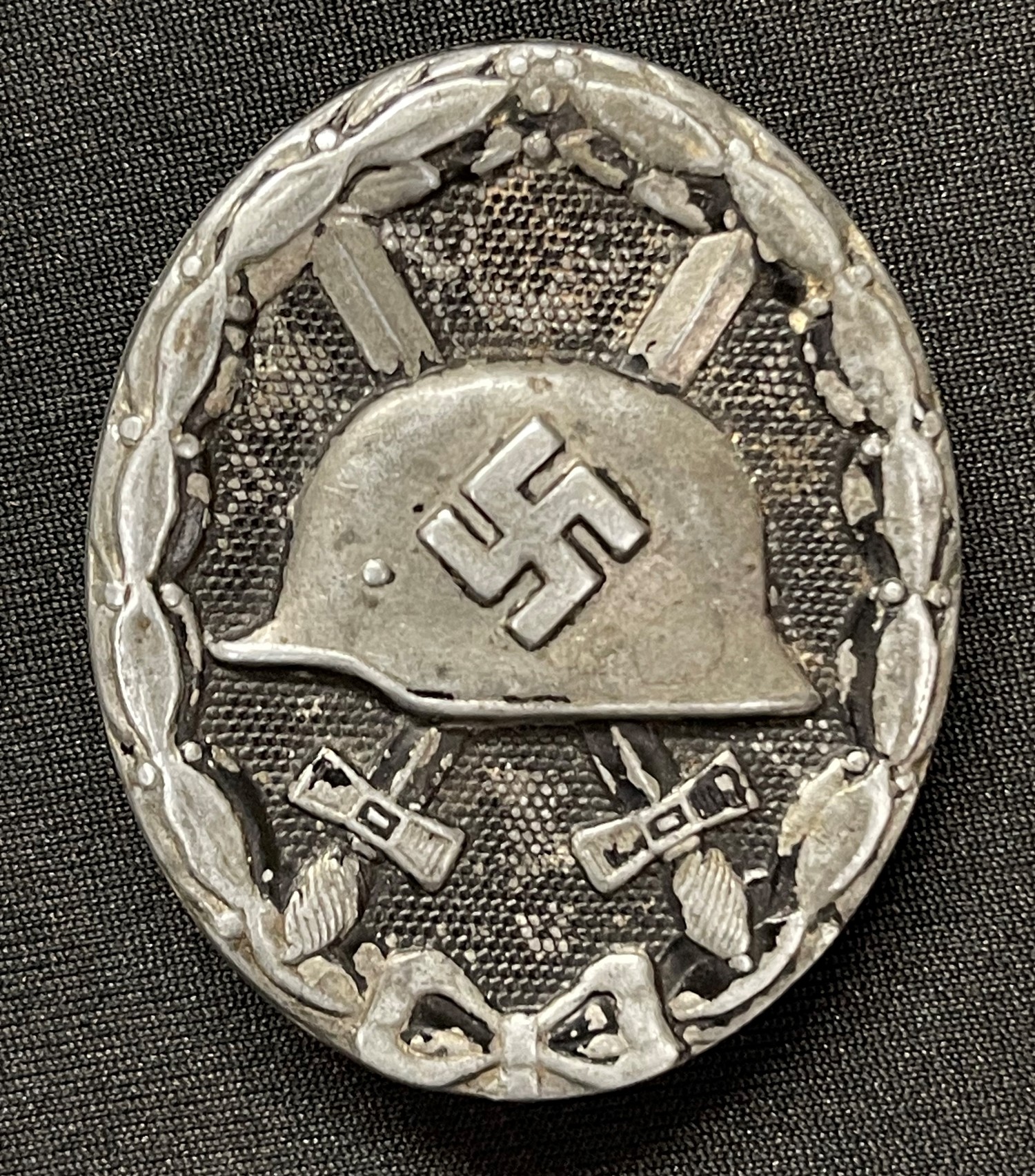 WW2 Third Reich Verwundetenabzeichen im Schwarz 1939 Wound Badge in Black 1939. Brass hinge and