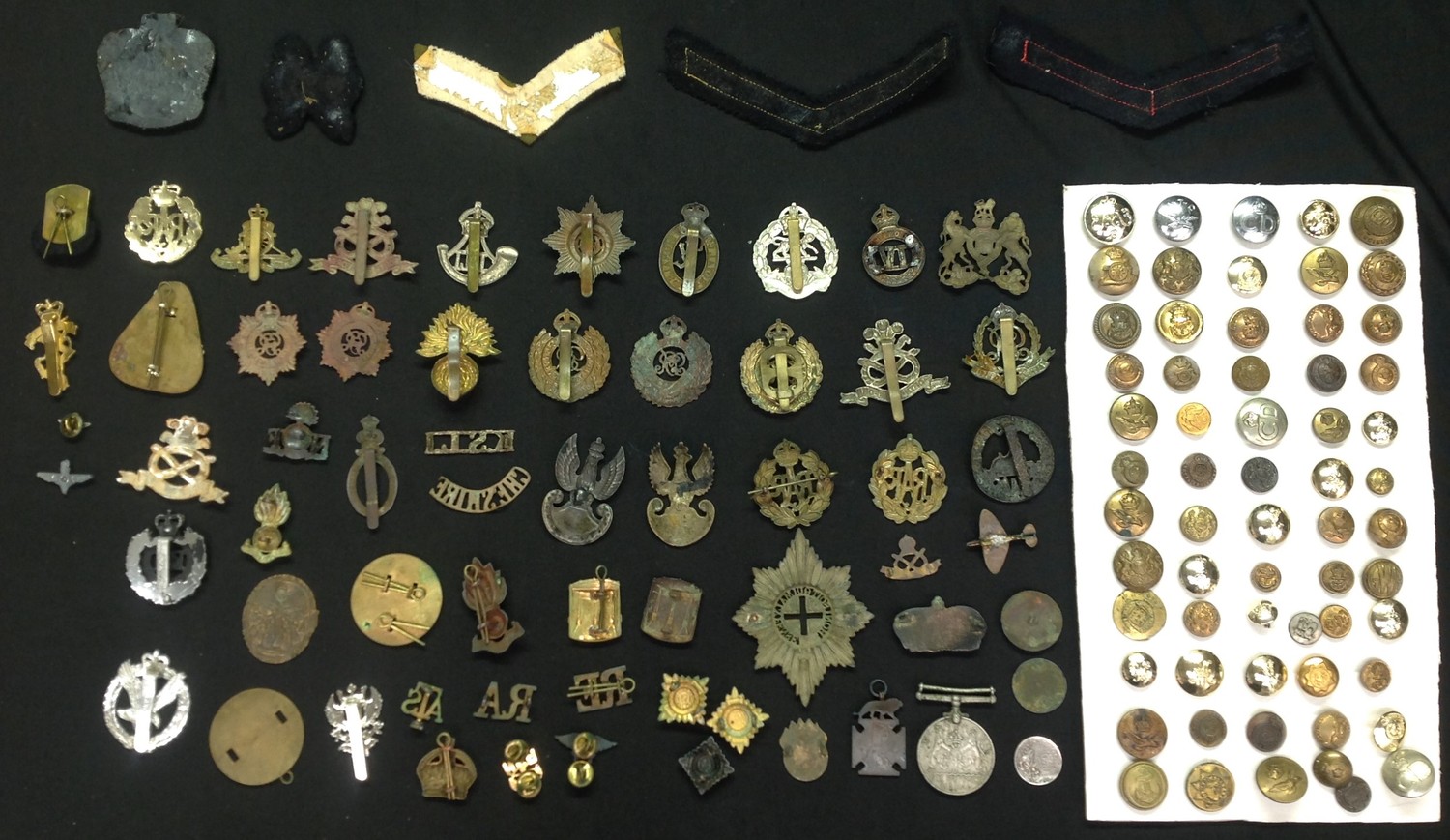 WW2 British cap badges, collar dogs, buttons and shoulder titles including post war examples, mostly - Image 2 of 4