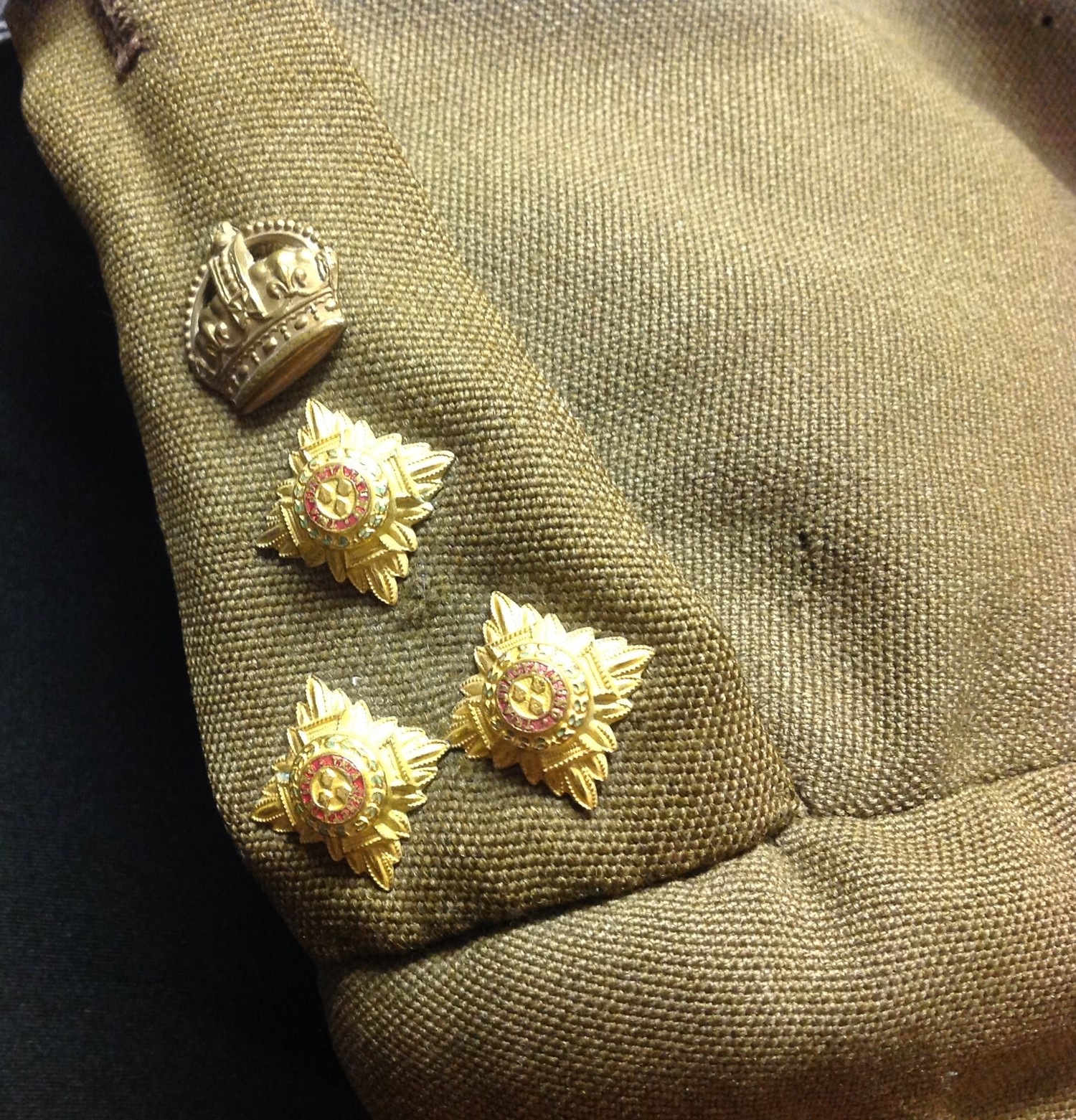 WW2 British Brigadiers Service Dress Tunic. Complete with original buttons, medals ribbons, gorget - Image 3 of 11