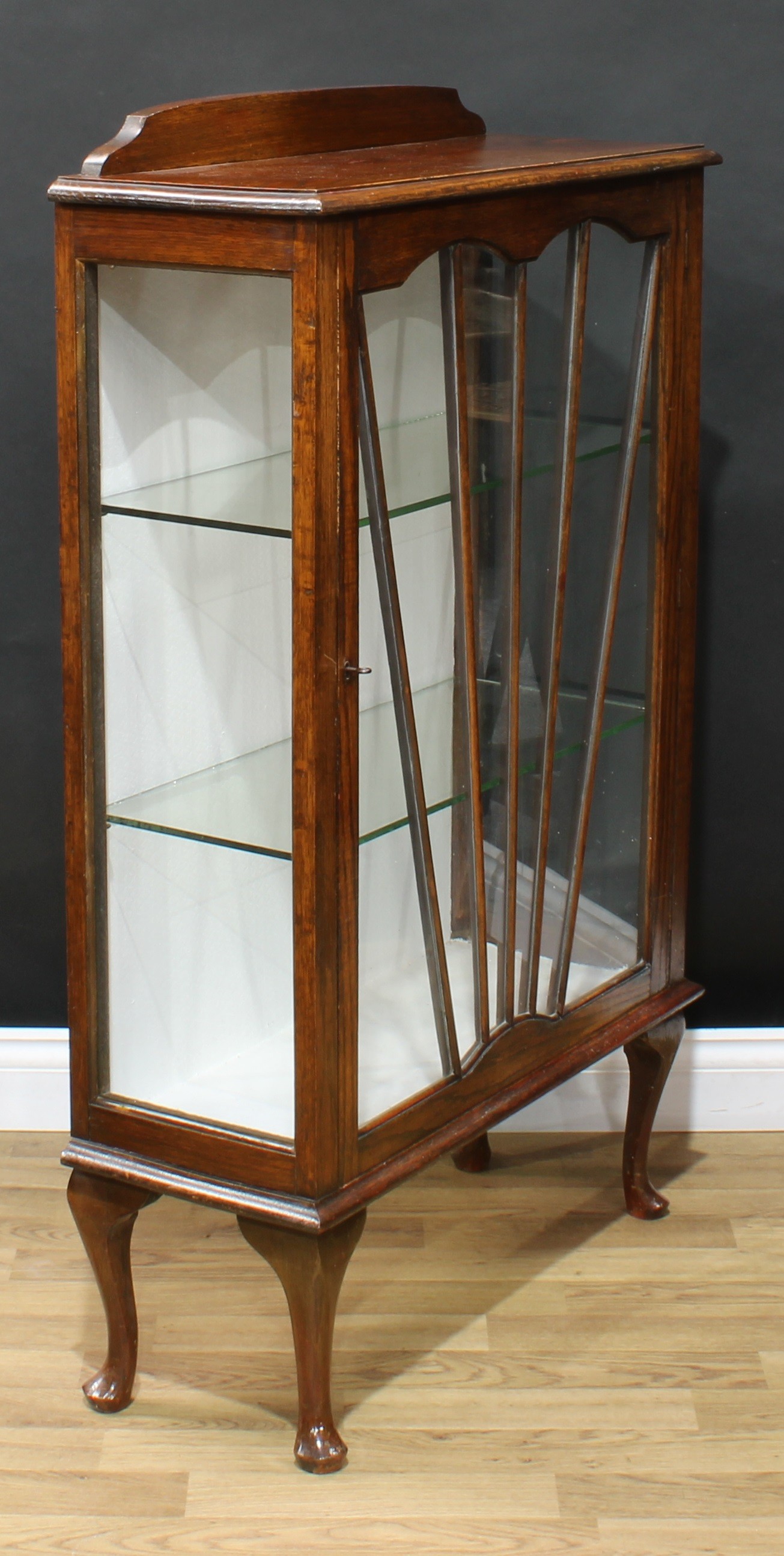 An early 20th century walnut and mahogany display cabinet, 132cm high, 90cm wide, 25cm deep; - Bild 5 aus 5